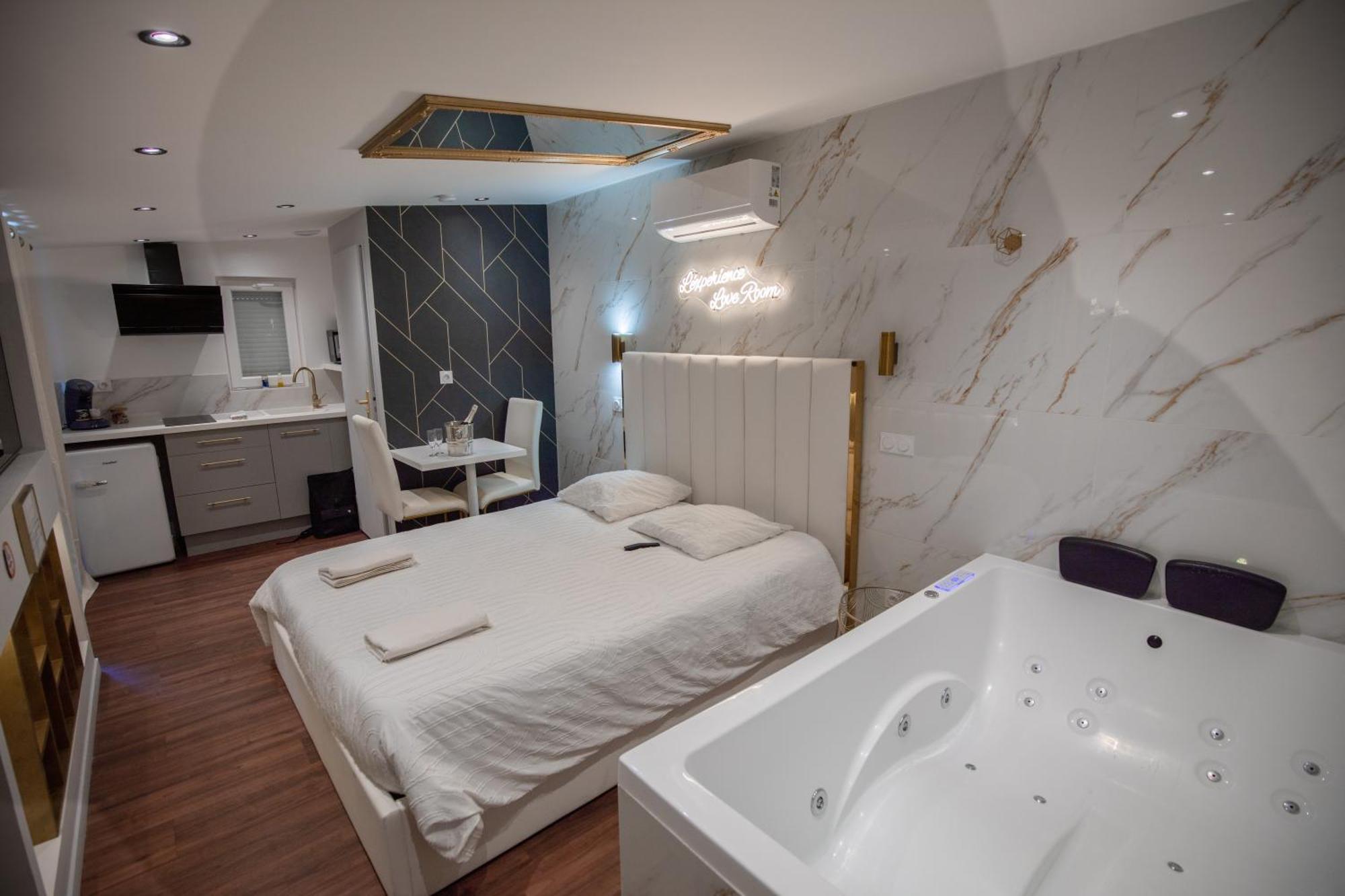 L'Experience Love Room Saint-Jean-Bonnefonds Esterno foto